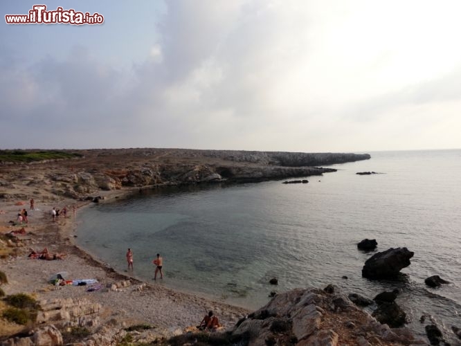 Immagine Isola di Favignana nel tardo pomeriggio, Sicilia. Nulla di meglio che ammirare l'isola nel tardo pomeriggio quando il sole si abbassa lentamente sul mare