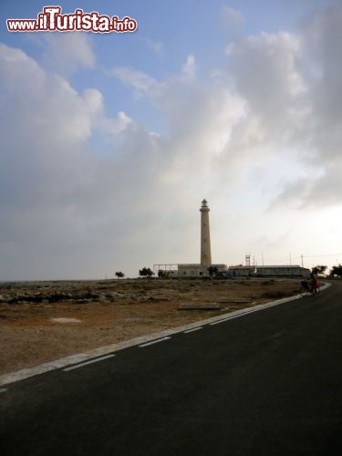 Immagine Faro di Punta Sottile a Favignana, Sicilia. Conosciuto per gli splendidi tramonti del sole che scompare dietro al faro, questo angolo delle Egadi è caratterizzato da un susseguirsi di calette e piccole insenature. Siamo nell'estremità orientale dell'isola di Favignana