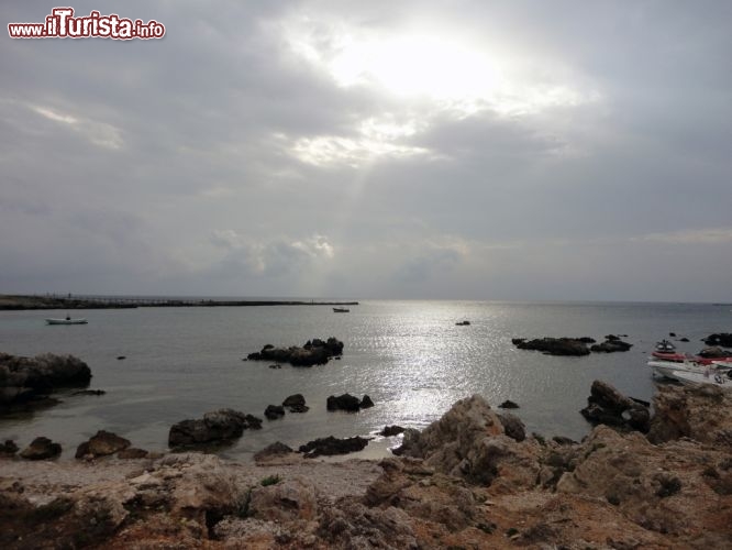 Immagine Cala Grande sull'isola di Favignana, Sicilia. Graziose calette, spiagge di piccole dimensioni, angoli appartati, un fondale con zone sabbiose e altre di roccia: Cala Grande è un luogo poco frequentato ma perfetto per rilassarsi