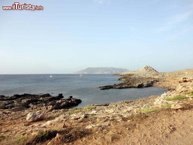 Immagine Punta Faraglione a Favignana, Sicilia. Proseguendo verso nord da Punta Ferro si arriva sino a Punta Faraglione, splendida caletta difficile però da raggiungere per via della strada poco praticabile