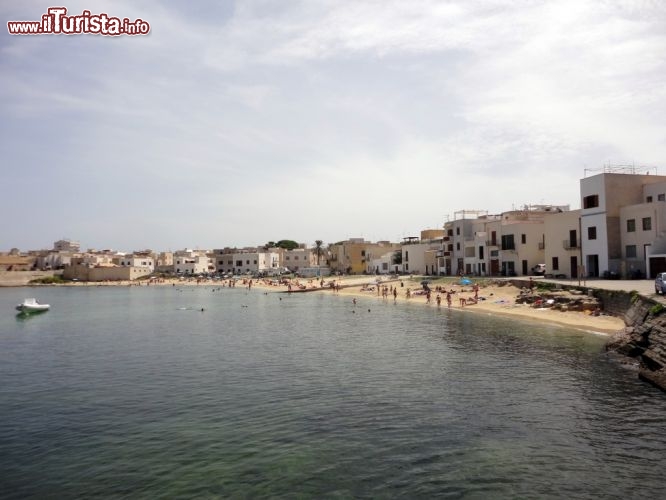 Immagine Spiaggia di Praia a Favignana, Sicilia. Vicino al centro abitato, nei pressi del porticciolo turistico, si trova Praia, una spiaggia di sabbia dorata con il fondale trasparente che digrada dolcemente verso il largo