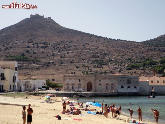 Immagine Vista sulla tonanra e su Monte Santa Caterina a Favignana, Sicilia. Da questo angolo di Favignana si gode un'ottima vista sulla vecchia tonnara e sul monte in cima al quale sorge il forte di Santa Caterina