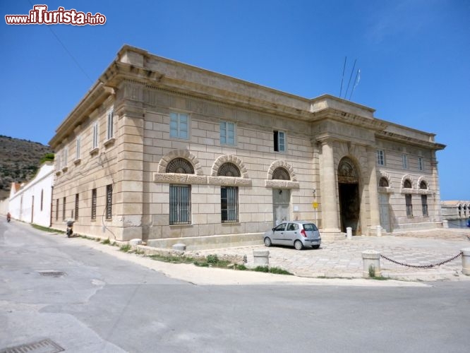 Immagine Ingresso dell'ex Stabilimento Florio delle tonnare di Favignana e Formica, Sicilia. All'interno di questo edificio ristrutturato si possono osservare testimonianze video legate alla tonnara oltre a filmati storici concessi dall'Istituto Luce