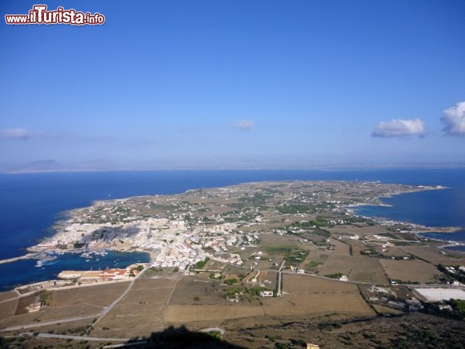 Immagine Vista aerea dell'isola di Favignana, Sicilia. Paesaggio aspro, coste frastagliate, cave di tufo e centro abitato dall'architettura tipicamente mediterraneo: sono le caratteristiche di questo splendido territorio delle Egadi. In questa immagine, la parte orientale dell'isola fotografata dall'alto