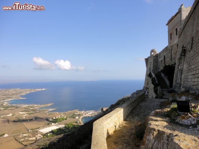 Immagine Forte di Santa Cristina a Favignana, Sicilia. Oggi questo antico castello presenta purtroppo i segni dell'abbandono e del degrado ma la vista che si può ammirare dalla parte superiore del forte è meravigliosa