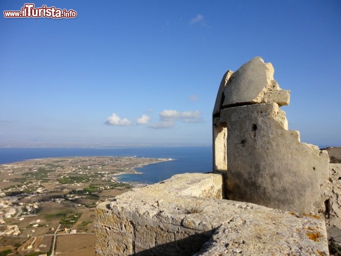 Immagine Panorama dalle mura di Favignana, Sicilia. Sul monte Santa Caterina sorge l'omonimo forte edificato come torre di avvistamento nel IX° secolo d.C. all'epoca del regno di Ruggero d'Altavilla. Lo si può raggiungere attraverso una scalinata a gradoni: da qui la vista sull'isola è davvero impagabile