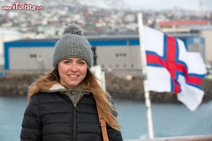 Immagine Michela in posa a fianco della bandiera dele faroe - © Michela Garosi / TheTraveLover.com