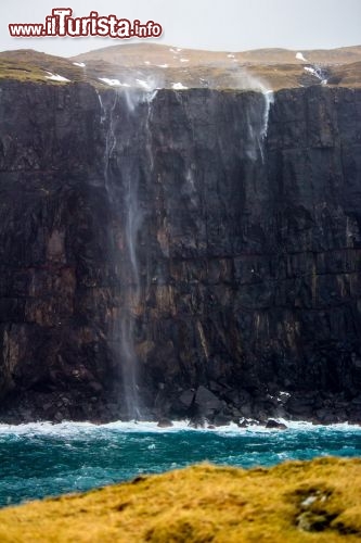 Immagine La famosa cascata di Vagseidi, che si tuffa direttamente nel mare delle Faroe. Ci troviamo sull'isola di Suduroy - © Michela Garosi / TheTraveLover.com