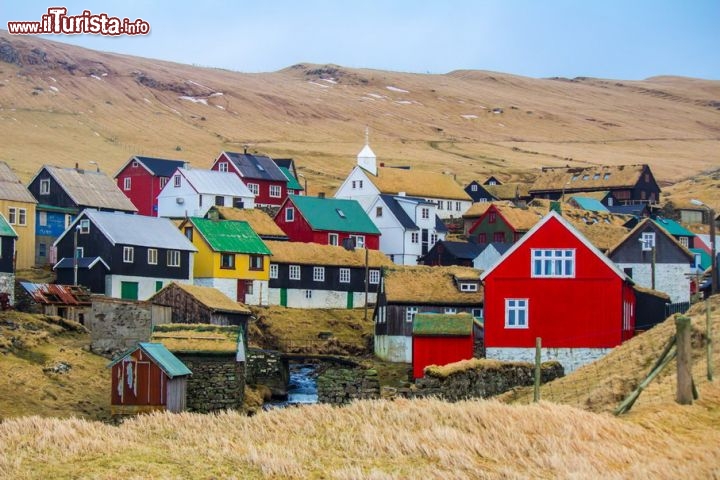 Immagine Il pittoresco villaggio di Mykines. In estate è circondato dal verde smeraldo dei prati - © Michela Garosi / TheTraveLover.com