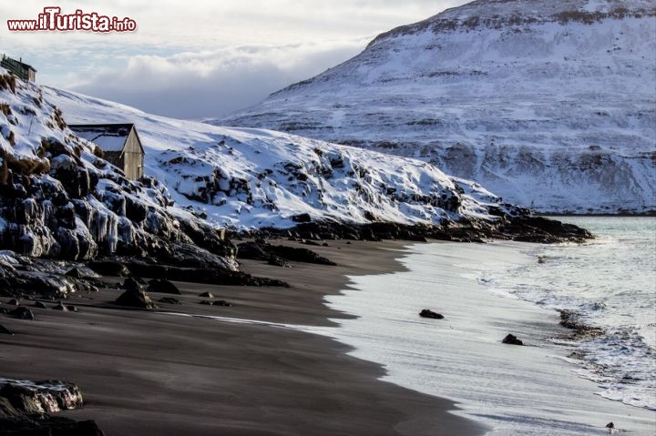 Immagine Una spiaggia nera nel piccolo villaggio di Bour sull'isola di Vagar (Faroe) - © Michela Garosi / TheTraveLover.com