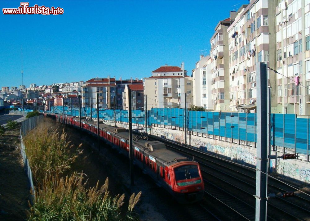 Immagine Amadora, Lisbona: la linea ferroviaria per Sintra, Portogallo - © Koshelyev - CC BY-SA 3.0, Wikipedia