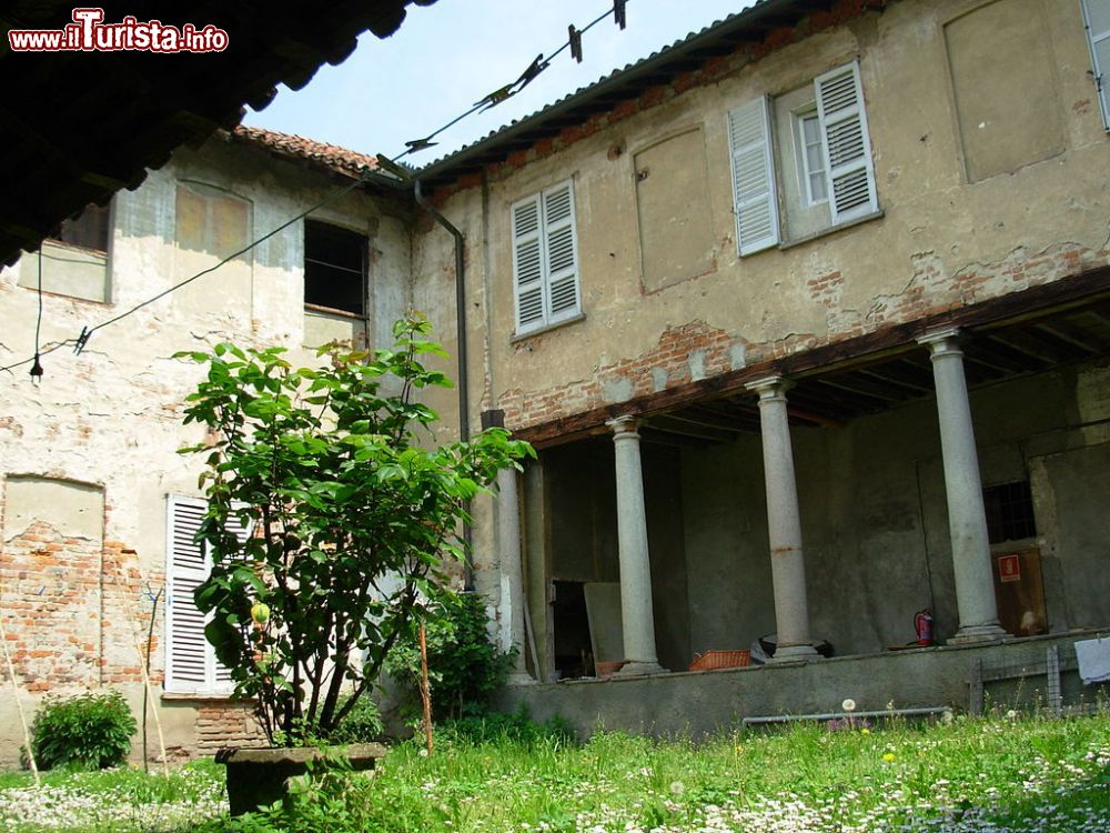 Immagine Interno del Castello di Carpiano nella pianura lombarda - © Gabriele Bellotti - CC BY 2.0, Wikipedia