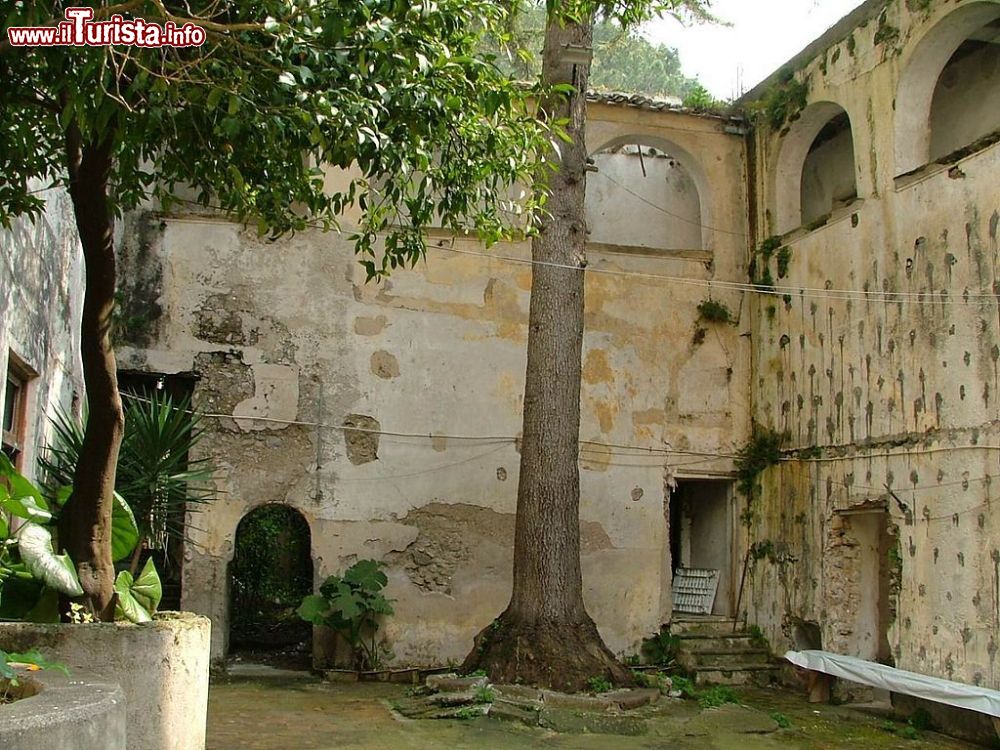 Immagine Il chiostro all'interno del Conservatori di  Tramonti in Campania - © MRS - Maria Rosaria Sannino - CC BY-SA 2.5, Wikipedia