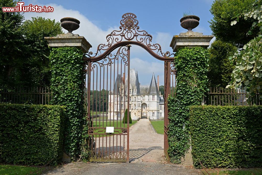 Immagine Ingresso al castello d'O di Mortrée, Normandia, Francia. Fatto erigere dalla famiglia d'O , è stato per la maggior parte del tempo adibito a residenza nobiliare. Dal 1964 è monumento storico di Francia.