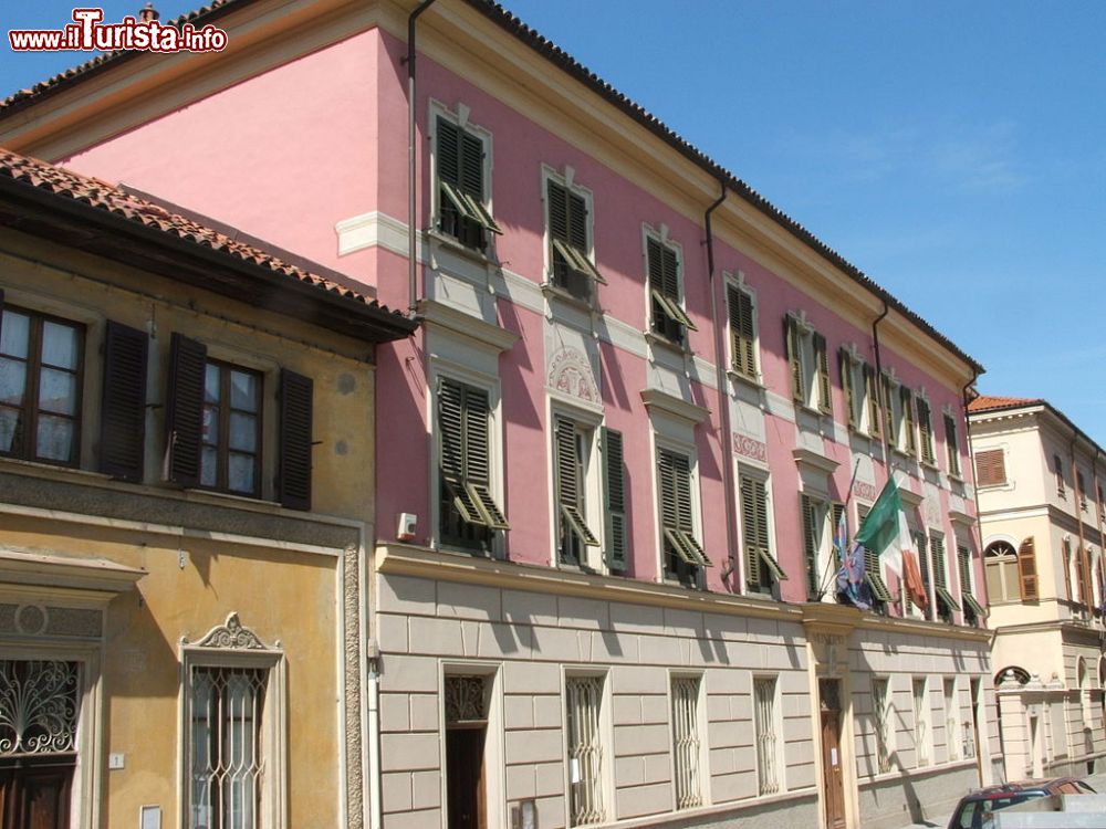 Immagine Il Palazzo comunale di Rocca Grimalda in Piemonte - © Davide Papalini - CC BY-SA 3.0, Wikipedia