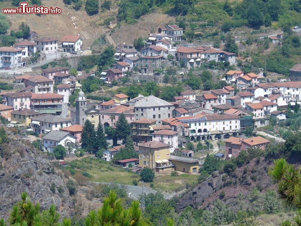 Immagine Il panorama di Rocchetta di Vara in Liguria - © Davide Papalini, CC BY-SA 3.0, Wikipedia