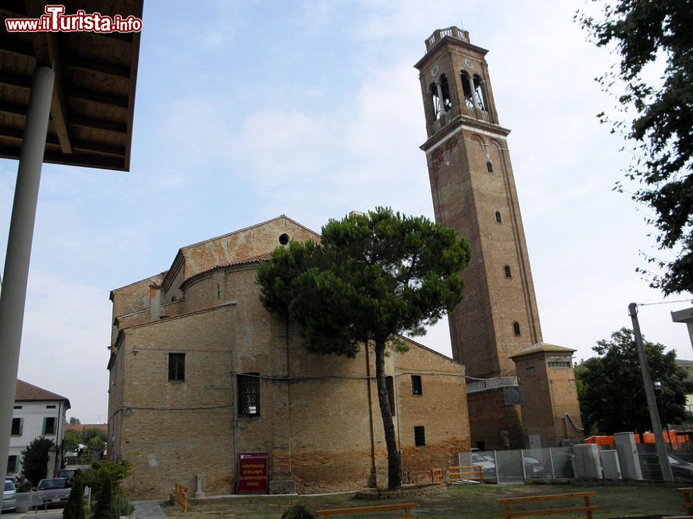 Immagine La chiesa di San Leonardo, fotografato nella zona absidale a Villadose di Rovigo