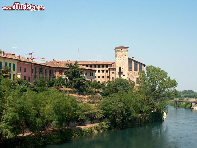 Immagine Il Castello di Cassano d'Adda, particolare in regione per la sua posizione, a ridosso del fiume e per la sua struttura con una sola torre di difesa