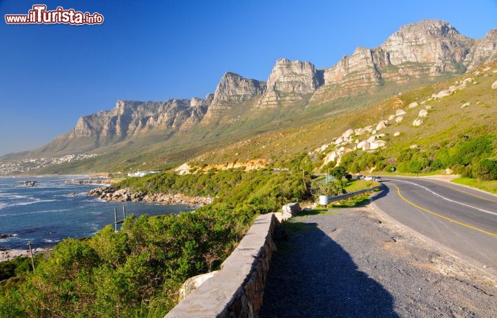 Immagine I 12 apostoli a Cape Town, Sudafrica - Se c'è una cosa che non manca a Cape Town è il contrasto tra mare e montagna, come se fosse una Liguria a cui viene tolta la parte di mezzo. Qui infatti avviene tutto nello stesso scenario come si può vedere dall'immagine e, i 12 apostoli, rappresenta il nome con cui vengono definite le montagne che si trovano nel perimetro, tutte unite ma al contempo diverse per altezza. Nella fotografia si distinguono nettamente le vette che se contate, risultano 12 per l'appunto - © Richard Cavalleri / Shutterstock.com