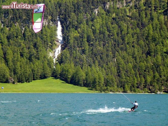 Immagine Silvaplana è meta ambita per i praticanti di kitesurf, grazie al perenne vento che soffia sul lago