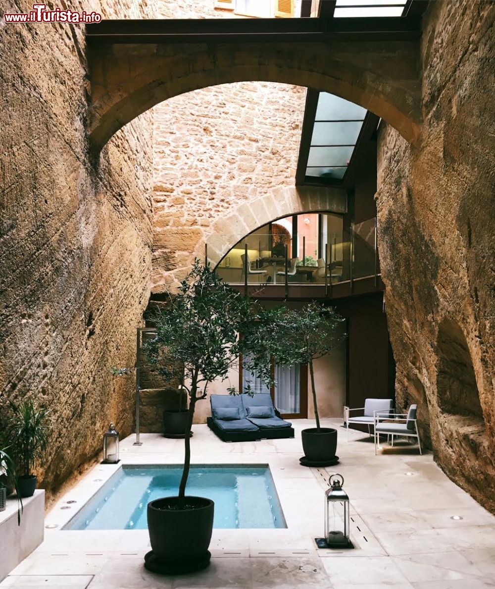 Immagine Dettaglio architettonico dell'Hotel Can Mostatxins a Alcudia, isola di Maiorca, Spagna. Nove camere rendono questo piccolo hotel uno dei luoghi di più charme in cui soggiornare durante una vacanza in questa città dell'isola di Maiorca.