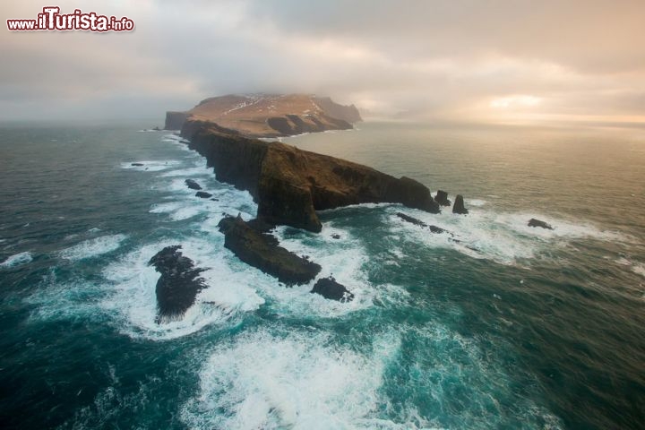 Immagine La selvaggia isola di Mykines, nell'arcipelago delle Faroe, sorvolata dall'elicottero - © Michela Garosi / TheTraveLover.com