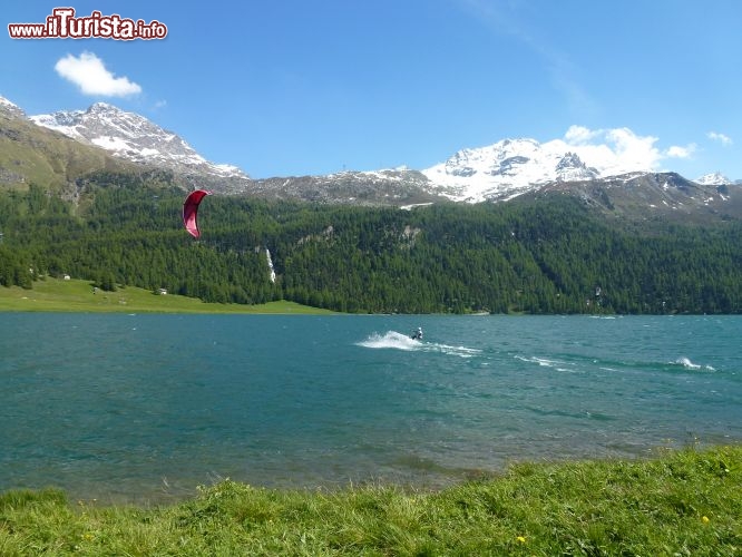 Immagine Competizioni kitesurf sul lago di Silvaplana