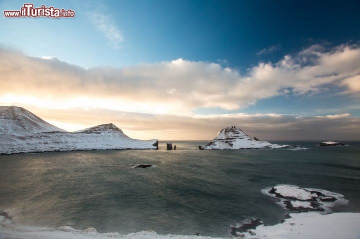 Immagine Paesaggio costiero innevato sull'isola di Vagar, arcipelago delle Faroe - © Michela Garosi / TheTraveLover.com