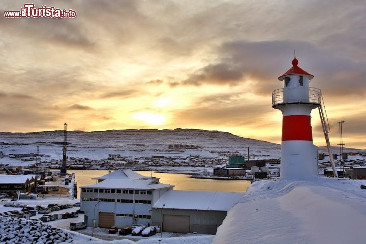 Immagine Il faro del porto di Torshavn, la capitale delle Faroe - © Michela Garosi / TheTraveLover.com