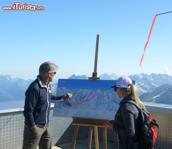 Immagine 20 luglio 2013: il campione di sci Berhard Russi illustra a Lara Gut, campionessa elvetica di sci alpino, il nuovo comprensorio sciistico di Andermatt-Sedrun in Svizzera