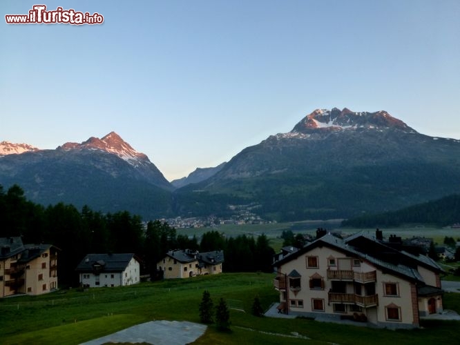 Immagine Silvaplana vista da Surlej in sfondo il Piz Polaschin e Piz Albana all'alba