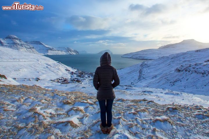Immagine Isole Faroe (Danimarca): la contemplazione di Michela di un magico paesaggio innevato - © Michela Garosi / TheTraveLover.com