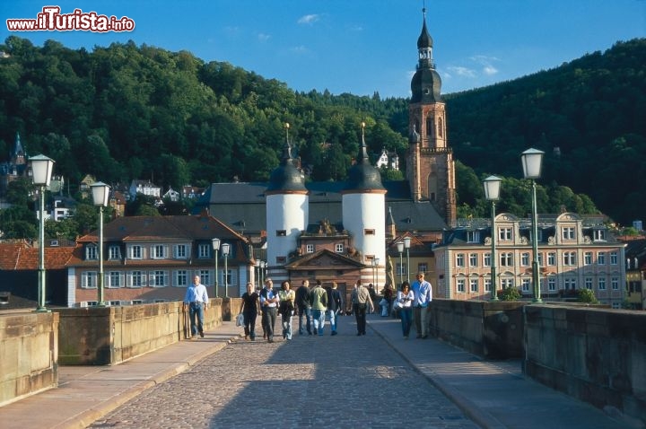 Immagine Heidelberg: Ponte vecchio sulle le acque del fiume Neckar, la porta e la chiesa di Santo Spirito - ©German National Tourist Board
