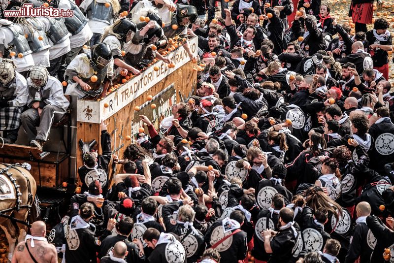 Immagine Un momento della battaglia delle arance al carnevale storico di Ivrea, Piemonte. Ad assistere a questo spettacolo unico nel suo genere arrivano da tutto il mondo. Il carnevale eporediese è infatti celebre quanto quello di Rio de Janeiro, New Orleans o Venezia - © Massimo Sardo / www.storicocarnevaleivrea.it