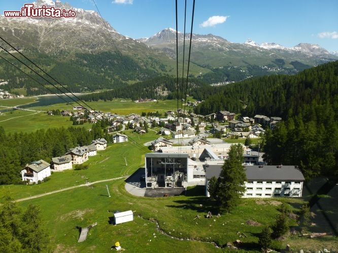 Immagine Il comune di riferimento dal quale cominciare la salita fino ai tremila e passa metri di Piz Corvatsch è Surlej ad un soffio da Silvaplana, situato sopra alla baia che sporge tra due importanti laghi: il Silvaplana ed il Champfer. Dal centro della cittadina, che dista appena 6 chilometri da Sankt Moritz e 43 da Chiavenna, parte infatti la funivia Surlej-Silvaplana, che dai 1.815 metri dell’abitato conduce fino ai 3.304 metri di Piz Murtel, posto ai piedi di Piz Corvatsch. Durante il percorso che dura qualche minuto si avrà modo di ammirare i fantastici panorami dell’Engadina, con le indimenticabili viste sul lago di Sils e sullo Pizzo Bernina con il suo Biancograt che rapiscono gli sguardi della maggior parte dei presenti. Nel 1997 sono stati completati i lavori che hanno garantito a Piz Corvatsch un’accessibilità ancora più comoda, con la nuova grande funivia da 150 posti che conduce fino alla stazione intermedia di Murtèl, da cui poi prendere l’impianto più vecchio, la cui capienza è di 80 persone, fino alla cima.