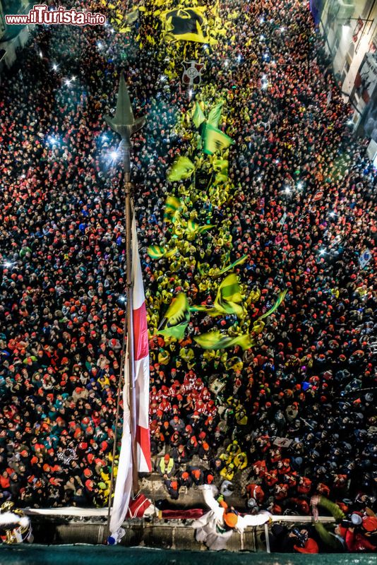 Immagine La presetazione ufficiale della mugnaia durante il carnevale di Ivrea, Piemonte. Il suo volte viene svelato ogni anno dal terrazzo del Palazzo Civico cittadino di fronte a migliaia di persone - © Alessio Avetta / www.storicocarnevaleivrea.it
