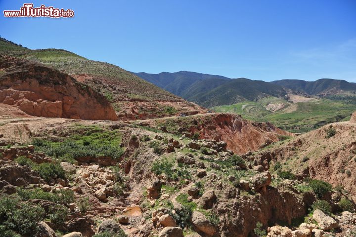 Immagine Escursione in fuoristrada nella valle di Asni e Ouirgane, Marocco - Per esplorare la natura e i paesaggi dell'Alto Atlante si può partecipare ad un'escursione in 4x4 che accompagna alla scoperta di Asni, villaggio situato ai piedi del monte Toubkal, la più alta vetta del nord Africa con i suoi 4167 metri di altezza. Da Asni si prosegue per Ouirgane, nota anche come la "città felice"