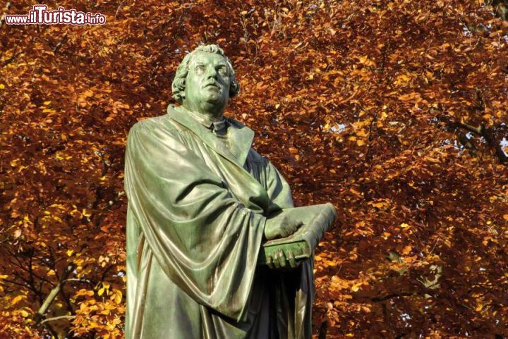 Immagine La statua di Martin Lutero nell'autunno della città di Worms, la più antica di tutta la Germania. Fra le molte che ritraggono il teologo iniziatore della confessione del luteranesimo, quella ospitata nella città della Renania-Palatinato, sulla sponda occidentale del Reno, è una delle statue commemorative più importanti.
