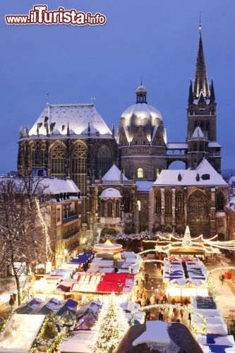 Immagine Aquisgrana (Aachen) durante l'Avvento con il mercatino di Natale: la sua Cattedrale  è stata il primo monumento UNESCO della Germania  - © aachen tourist service e.v.