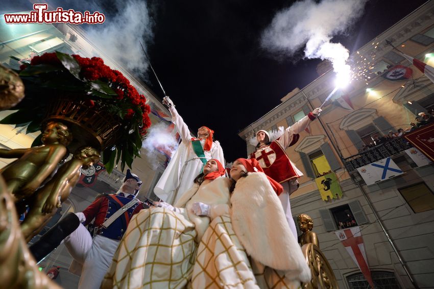 Immagine Violetta, la mugnaia del carnevale di Ivrea, Piemonte. E' lei la bella eroina che libera il popolo dal tiranno. Il suo nome non deve essere svelato anche se per molti è un segreto di Pulcinella. Ma agli eporediesi piace così.