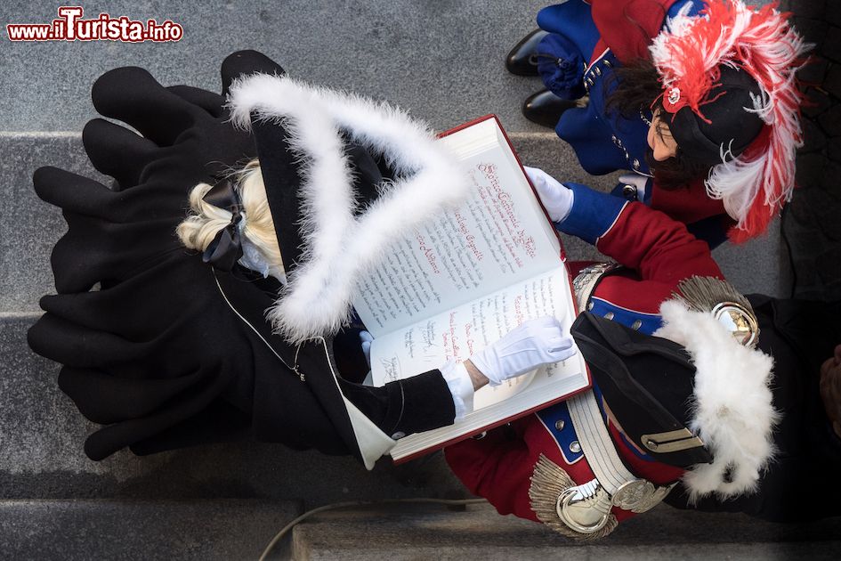 Immagine Personaggi in costume allo storico carnevale di Ivrea, Piemonte. In questo evento storia  e leggenda si intrecciano fra loro per dare vita a una grande festa civica popolare dal valore simbolico  - © Luisa Romussi Studio Karta/ www.storicocarnevaleivrea.it