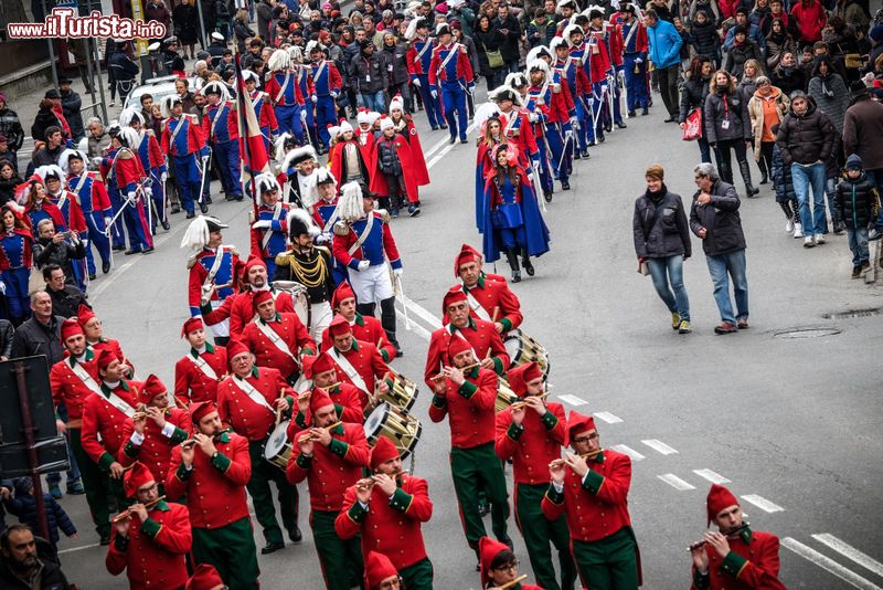 Immagine Pifferi e tamburi sfilano per le vie della cittadina di Ivrea, Piemonte. Proprio a Ivrea si svolge il più antico carnevale storico d'Italia: il primo verbale risale al 1808 - © Alessio Avetta / www.storicocarnevaleivrea.it