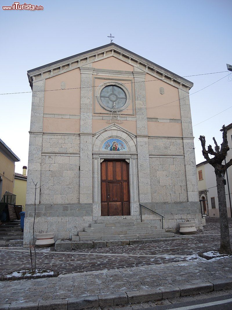 Immagine Pescopennataro, Molise, la Chiesa della Madonna delle Grazie. Ad una sola navata, questo edificio religioso ospita al suo interno una statua ottocentesca di Santa Margherita d'Antiochia - © Pietro - CC BY-SA 4.0, Wikipedia