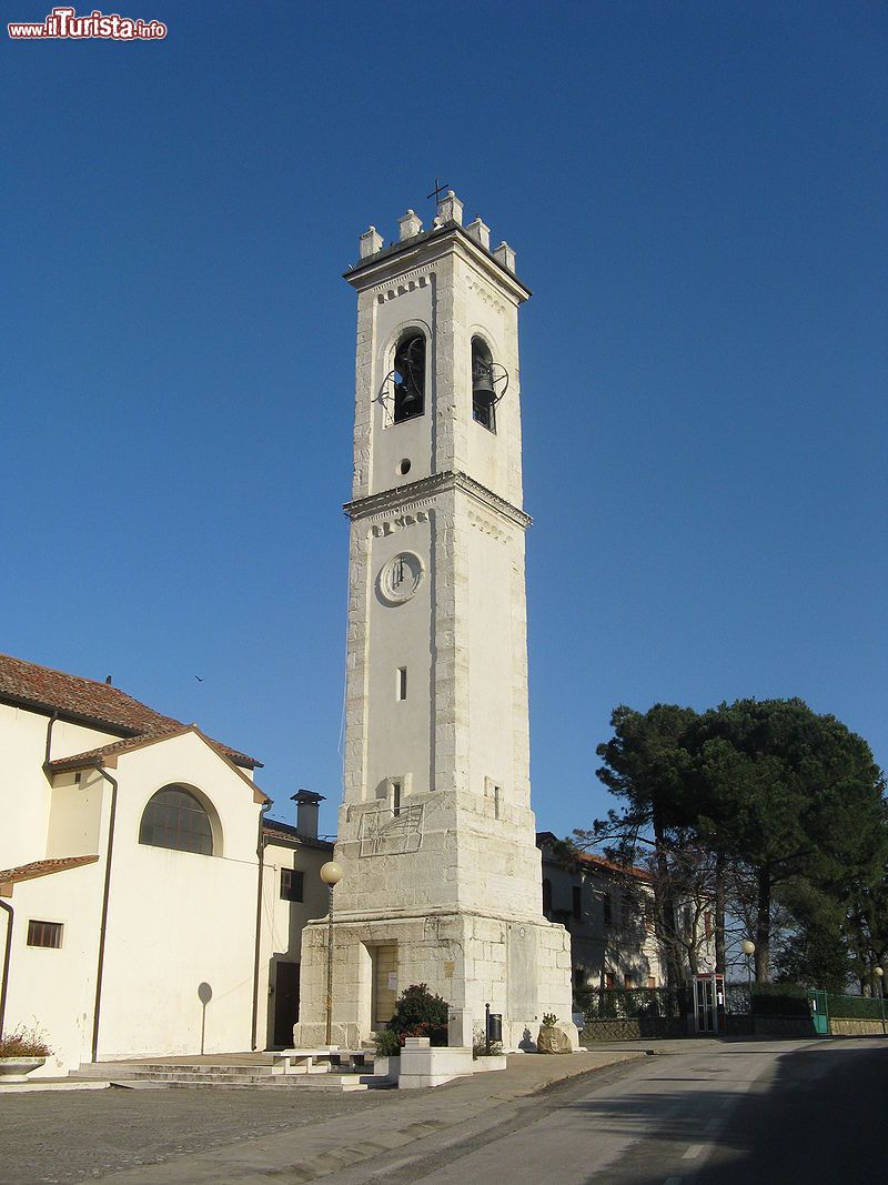 Immagine Il Campanile della chiesa di Rovolon, Veneto - © GDelhey - CC BY-SA 3.0, Wikipedia