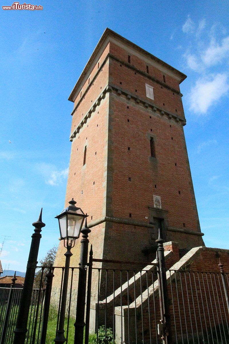 Immagine La Torre dell'Acquedotto a Bettolle in Toscana  - © LigaDue, CC BY-SA 4.0, Wikipedia