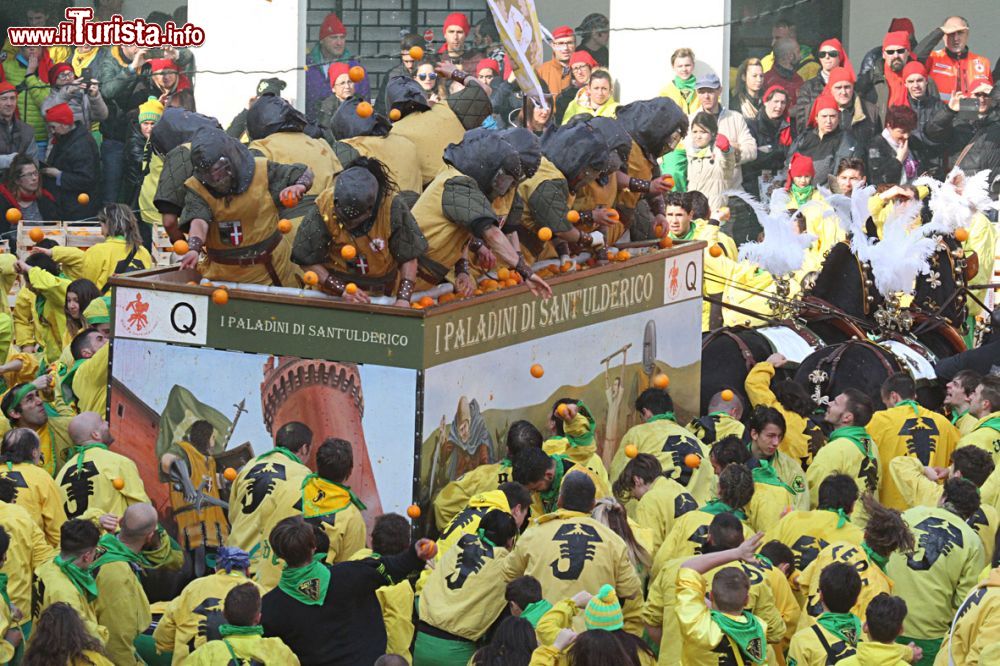 Immagine Gli aranceri arduini allo storico carnevale di Ivrea, Piemonte. E' il 1966 quando un gruppetto di amici, uniti dalla passione per il carnevale, decide di formare una nuova squadra di aranceri. I colori scelti sono il verde e giallo, colori della Parrocchia di San Salvatore - © Massimo Sardo / www.storicocarnevaleivrea.it