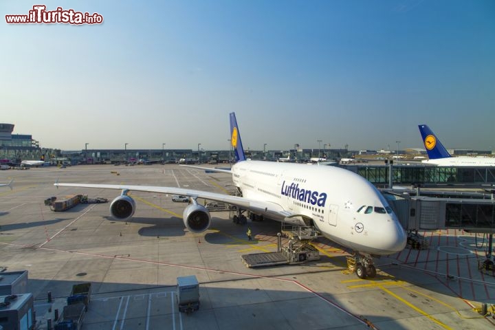 Immagine Aeroporto di Francoforte, il maggiore della Germania: l'Airbus A380 quasi pronto al decollo - © villorejo / Shutterstock.com