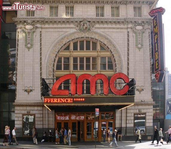 Immagine AMC Empire Theater a Times Square, New York, Stati Uniti. L'ingresso dell'Empire Theater di New York, la grande sala cinematografica di Times Square - © Andreas Praefcke - CC BY 3.0 - Wikimedia Commons.