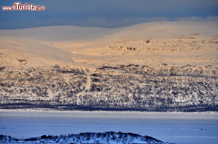 Immagine Abisko a marzo: panorama al tramonto nel nord della Svezia