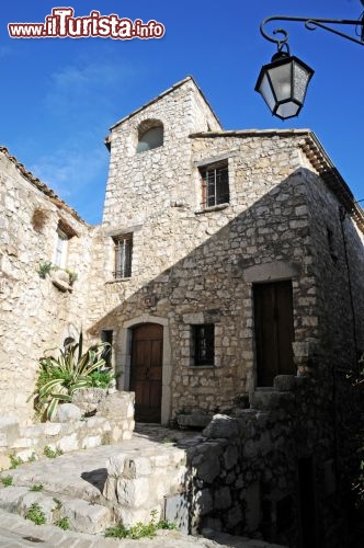 Immagine Abitazione in sasso a Tourrettes sur Loup, Costa Azzurra - Passeggiando per il caratteristico centro storico della città famosa per la coltivazione delle violette - ogni anno a inizi Marzo gli abitanti si riuniscono in pizza per celebrare questo fiore dalle mille tonalità - si possono ammirare splendide abitazioni in sasso bianco impreziosite da particolari in legno e ferro battuto © Sonja Vietto Ramus